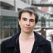 Étudiant en troisième année de droit donne des cours aux primaires et collégiens
